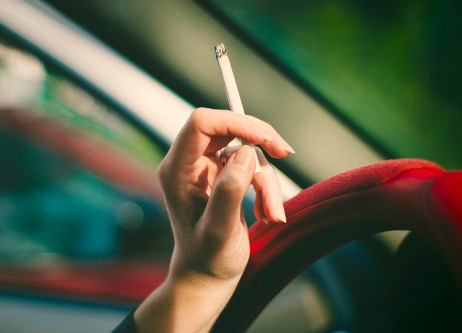 Conductor fumando mientras conduce